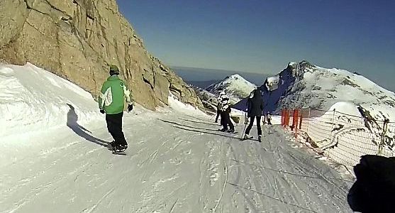 Bajada desde Pico Tres Mares con nieve hmeda