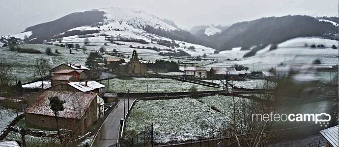 Nevando a partir de 850 metros en el Valle de Campoo