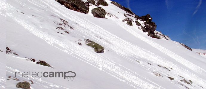 Pequeos aludes de nieve hmeda por lluvia con salida puntual