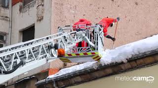 Reinosa, los Bomberos retirando nieve de los tejados